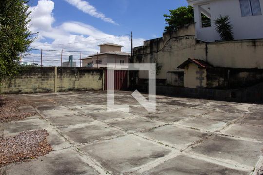Estacionamento de casa para alugar com 2 quartos, 420m² em Jardim Riacho das Pedras, Contagem