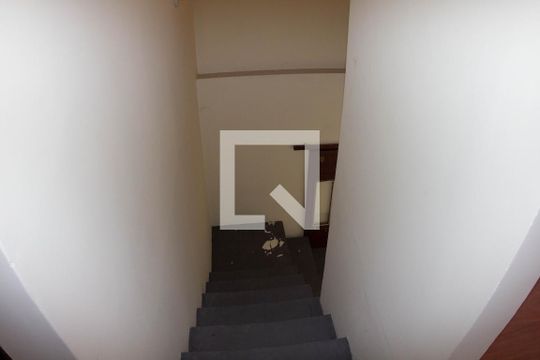 Escada de casa para alugar com 2 quartos, 420m² em Jardim Riacho das Pedras, Contagem