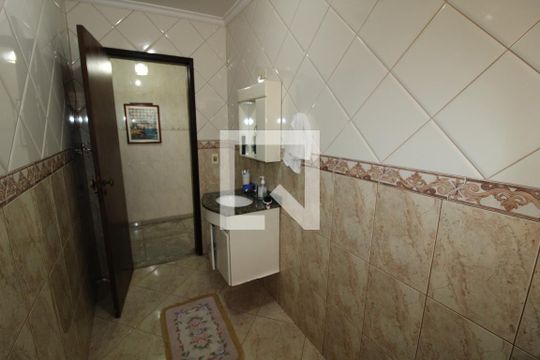 Banheiro  de casa para alugar com 2 quartos, 230m² em Vila Lúcia, São Paulo
