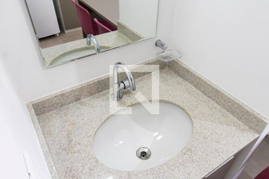 Banheiro de kitnet/studio para alugar com 0 quarto, 26m² em Vila Mariana, São Paulo