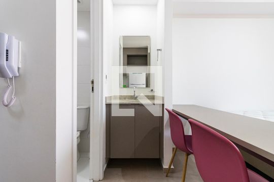 Banheiro de kitnet/studio para alugar com 0 quarto, 26m² em Vila Mariana, São Paulo