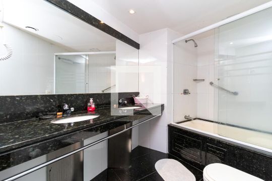 Banheiro de kitnet/studio à venda com 1 quarto, 56m² em Barra da Tijuca, Rio de Janeiro