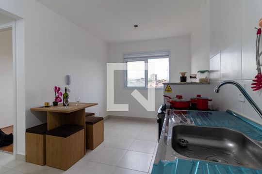 Sala / Cozinha /Área de Serviço de apartamento para alugar com 2 quartos, 32m² em Vila Carmosina, São Paulo
