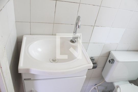 Banheiro de apartamento à venda com 2 quartos, 50m² em Vila Carmosina, São Paulo
