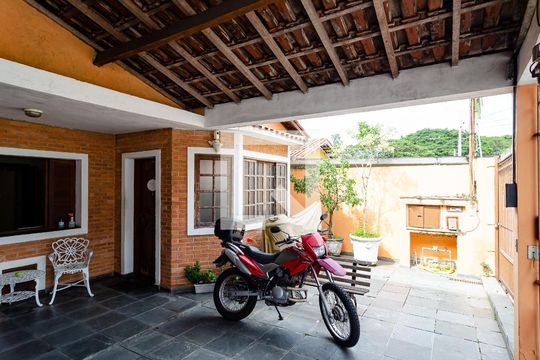 Garagem de casa à venda com 5 quartos, 330m² em Cidade Vargas, São Paulo