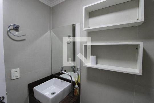 Banheiro de apartamento para alugar com 2 quartos, 45m² em Vila Antonieta, São Paulo