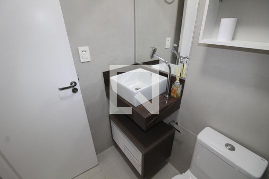 Banheiro de apartamento para alugar com 2 quartos, 45m² em Vila Antonieta, São Paulo