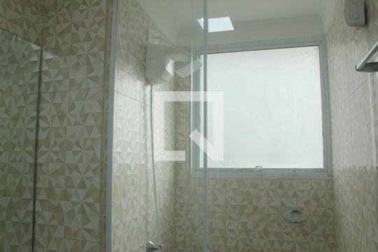 Banheiro de apartamento para alugar com 2 quartos, 44m² em Usina Piratininga, São Paulo