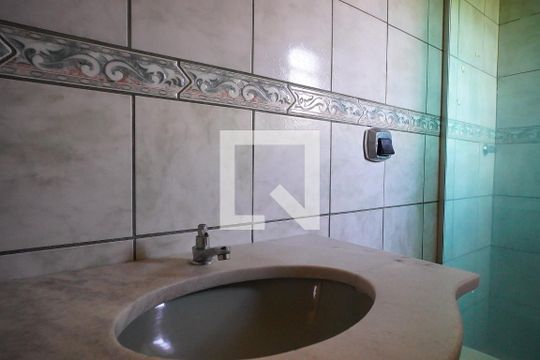 Banheiro de apartamento à venda com 2 quartos, 57m² em Jardim Floresta, Porto Alegre