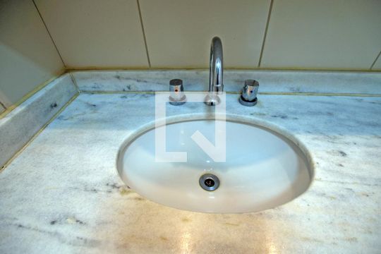 Banheiro da Suíte de apartamento à venda com 2 quartos, 58m² em Camaquã, Porto Alegre