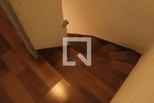 Escada de casa à venda com 3 quartos, 122m² em Jardim Nosso Lar, São Paulo