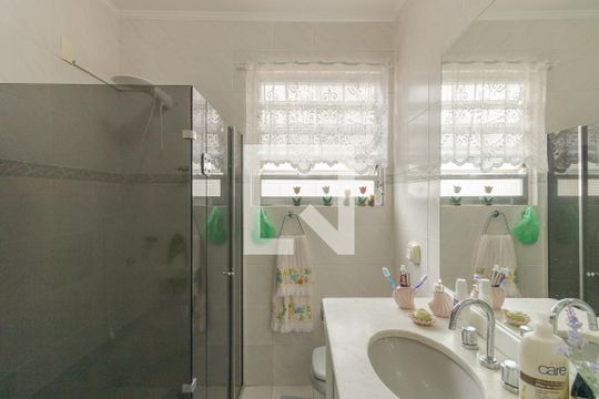 Banheiro de casa à venda com 3 quartos, 300m² em Jardim Itu, Porto Alegre