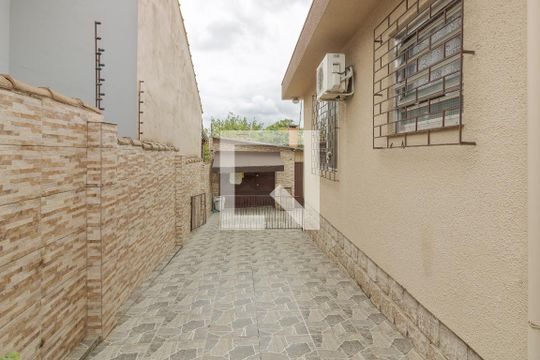 Área Externa de casa à venda com 3 quartos, 300m² em Jardim Itu, Porto Alegre