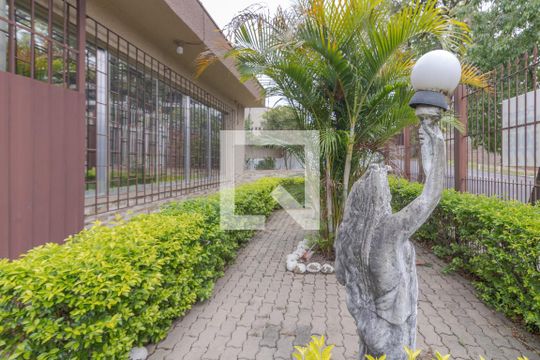 Área Externa de casa à venda com 3 quartos, 300m² em Jardim Itu, Porto Alegre