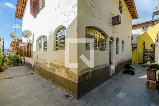 Quintal de casa para alugar com 4 quartos, 270m² em Santa Lúcia, Belo Horizonte
