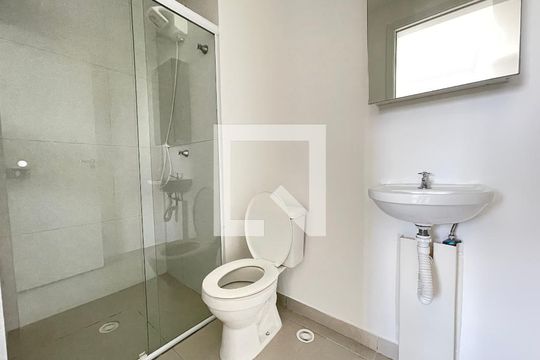Banheiro de apartamento para alugar com 1 quarto, 27m² em Vila Butantã, São Paulo