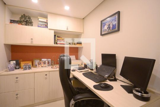 Escritório de casa à venda com 4 quartos, 270m² em Vila Santo Estefano, São Paulo