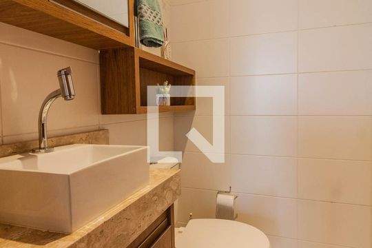 Banheiro 2 de apartamento para alugar com 2 quartos, 70m² em Fazenda Santo Antônio, São José