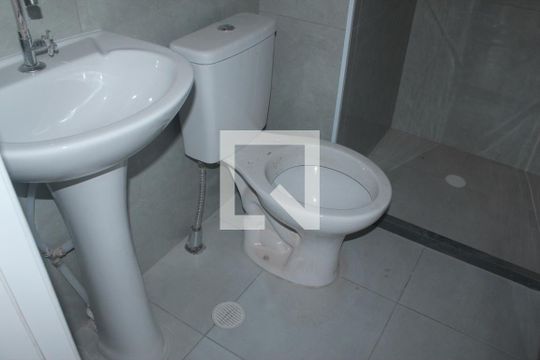 Banheiro de apartamento à venda com 2 quartos, 43m² em Vila Inglesa, São Paulo