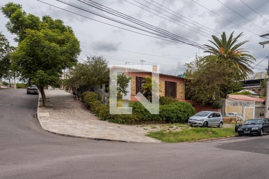 Fachada de casa à venda com 3 quartos, 225m² em Vila Jardim, Porto Alegre