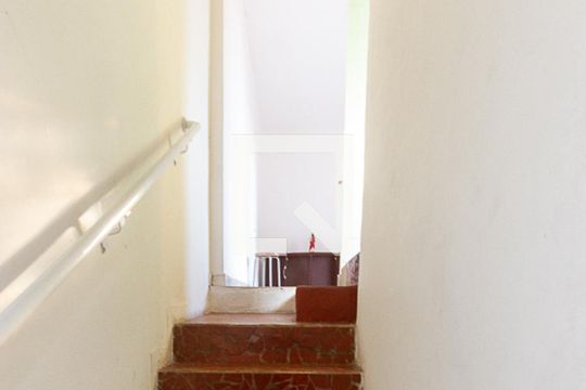 Escada de casa para alugar com 3 quartos, 140m² em Jardim Ana Rosa, São Paulo