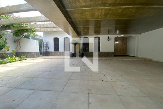 Casa à venda com 4 quartos, 600m² em Bela Aliança, São Paulo