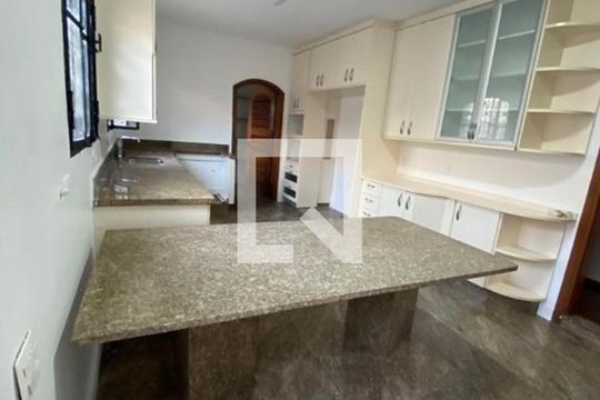 Casa à venda com 4 quartos, 600m² em Bela Aliança, São Paulo