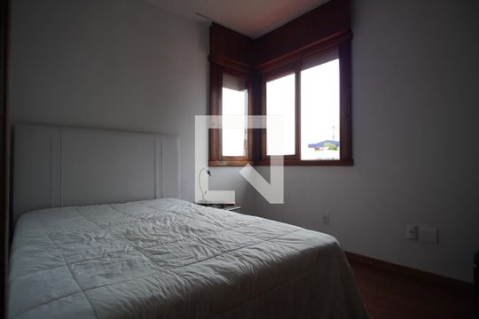 Quarto 1 de apartamento para alugar com 3 quartos, 475m² em Santa Cecília, Porto Alegre