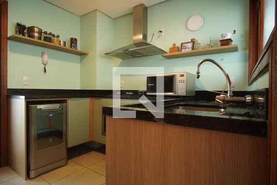 Cozinha de apartamento para alugar com 3 quartos, 475m² em Santa Cecília, Porto Alegre