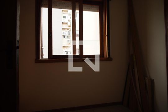 Quarto de Serviço de apartamento para alugar com 3 quartos, 475m² em Santa Cecília, Porto Alegre