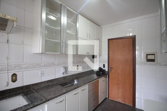 Cozinha de apartamento para alugar com 3 quartos, 92m² em Itapoã, Belo Horizonte