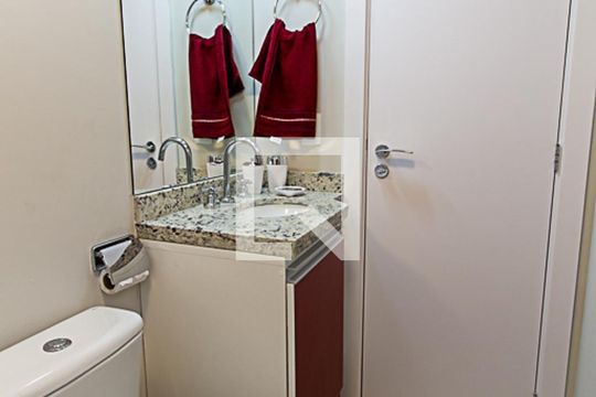 Banheiro de kitnet/studio para alugar com 1 quarto, 36m² em Centro, Curitiba