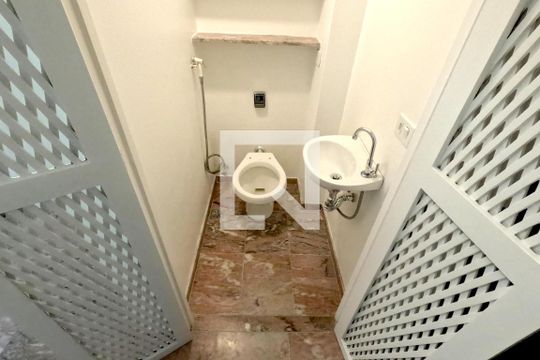 Lavabo de apartamento para alugar com 2 quartos, 113m² em Boqueirão, Santos