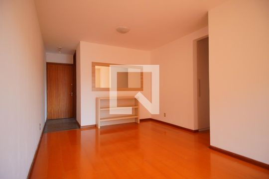 Sala  de apartamento para alugar com 3 quartos, 74m² em Chácara das Pedras, Porto Alegre