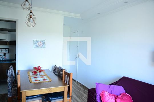 Sala de apartamento para alugar com 3 quartos, 63m² em Jardim Isis, Cotia
