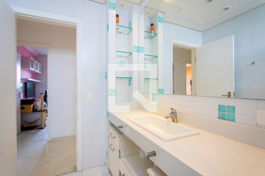 Banheiro social de apartamento à venda com 4 quartos, 170m² em Vila Valparaíso, Santo André