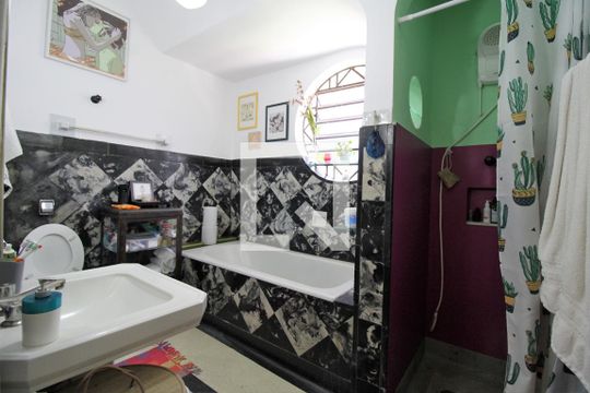 Banheiro de casa para alugar com 2 quartos, 180m² em Pacaembu, São Paulo