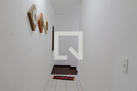Corredor de casa à venda com 2 quartos, 150m² em Jardim Maria Rosa, Taboão da Serra