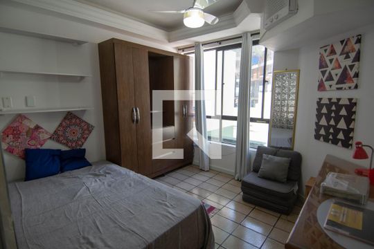 Quarto de apartamento para alugar com 1 quarto, 55m² em Armação, Salvador