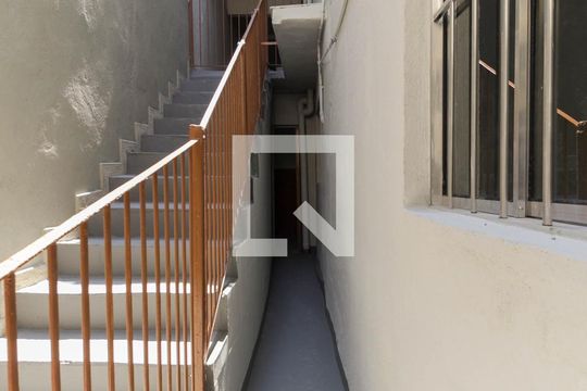 Corredor Externo de casa para alugar com 3 quartos, 70m² em Vila Carmosina, São Paulo