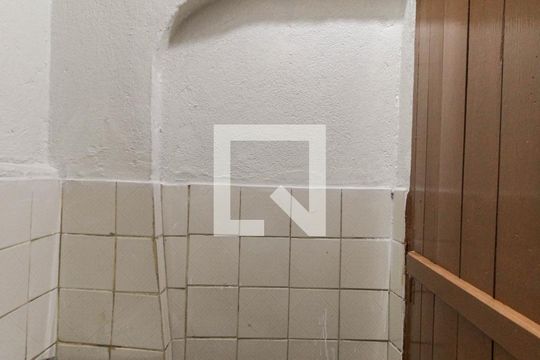 Banheiro de serviço de casa para alugar com 3 quartos, 70m² em Vila Carmosina, São Paulo