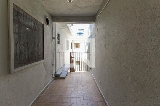 Entrada de casa para alugar com 3 quartos, 70m² em Vila Carmosina, São Paulo
