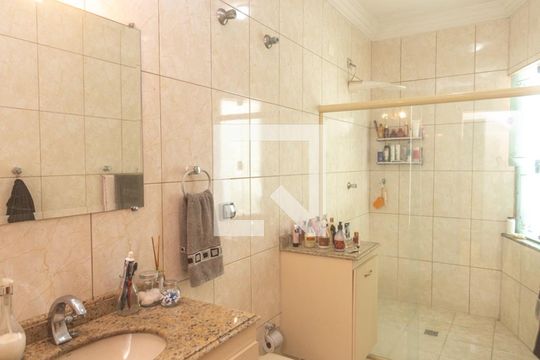 Banheiro suíte de casa para alugar com 3 quartos, 360m² em Nova Petrópolis, São Bernardo do Campo