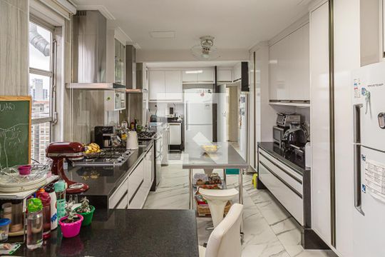 Cozinha de apartamento à venda com 3 quartos, 210m² em Cerqueira César, São Paulo