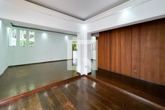 Casa à venda com 3 quartos, 300m² em Indianópolis, São Paulo