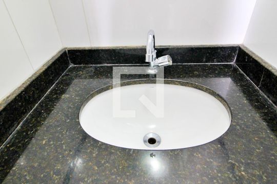 Banheiro de apartamento para alugar com 3 quartos, 60m² em Parque Erasmo Assunção, Santo André