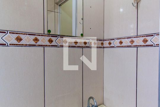 Banheiro de apartamento para alugar com 2 quartos, 42m² em Conjunto Habitacional Teotonio Vilela, São Paulo