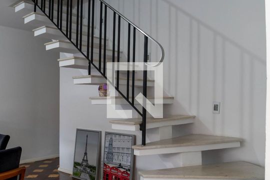 Escadas de casa à venda com 4 quartos, 257m² em Vila Gumercindo, São Paulo