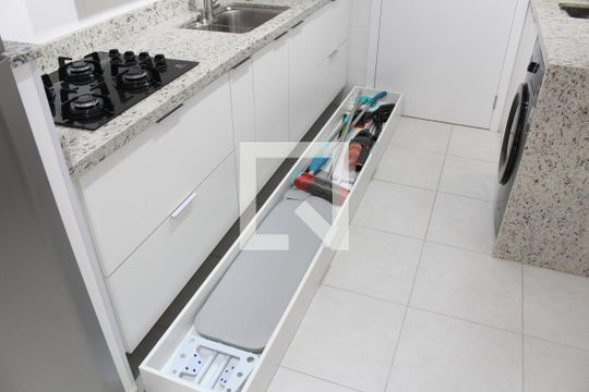 Banheiro de kitnet/studio para alugar com 1 quarto, 28m² em Água Branca, São Paulo