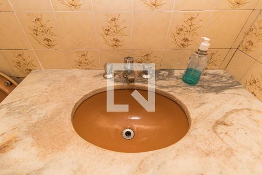 Banheiro de apartamento para alugar com 1 quarto, 37m² em Petrópolis, Porto Alegre